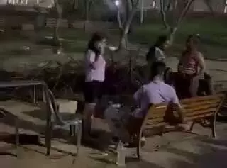 3 लड़कियों ने की युवक की पिटाई, पार्क का Video आया सामने