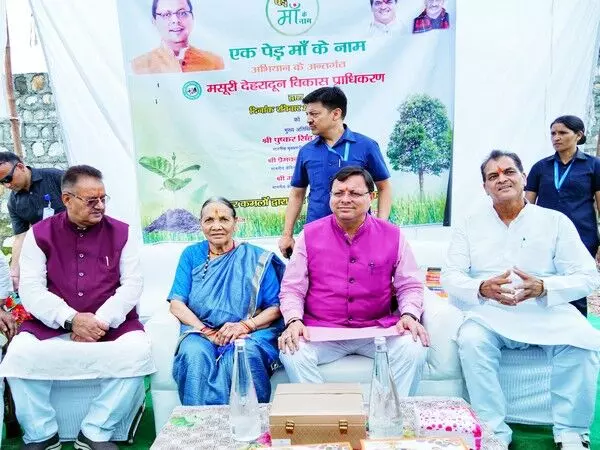 Uttarakhand के मुख्यमंत्री धामी ने गुरु पूर्णिमा पर मां के साथ  किया पौधारोपण