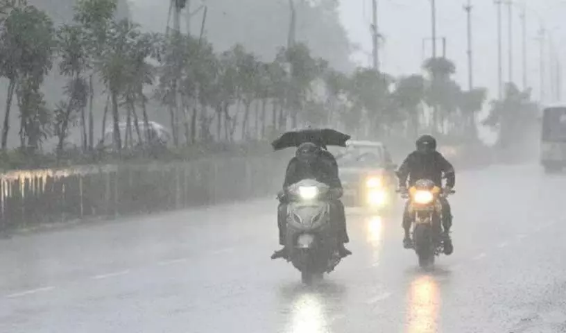Adilabad के कई हिस्सों में भारी बारिश, चरवाहा बह गया