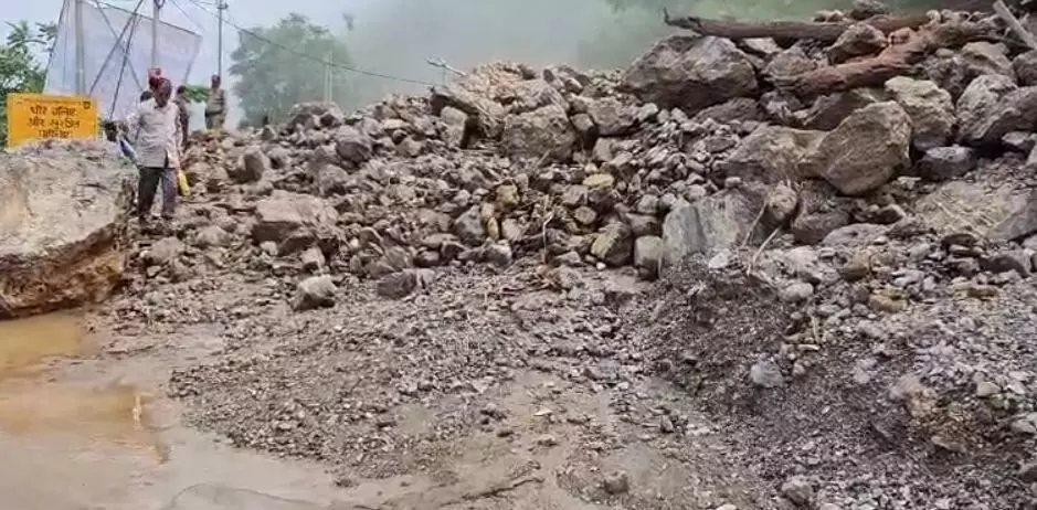 Uttarkashi : पहाड़ी से सड़क पर गिरे भारी भरकम बोल्डर, मलबा आने से गंगोत्री राष्ट्रीय राजमार्ग बाधित