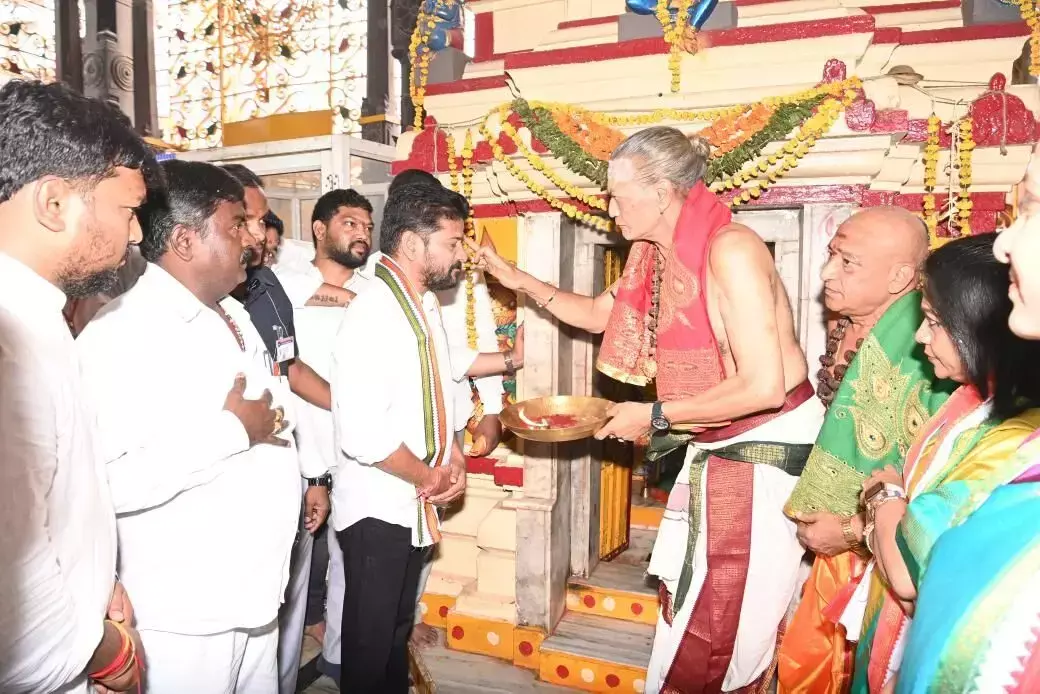 CM ने सिकंदराबाद उज्जैन महाकाली मंदिर में पूजा-अर्चना की