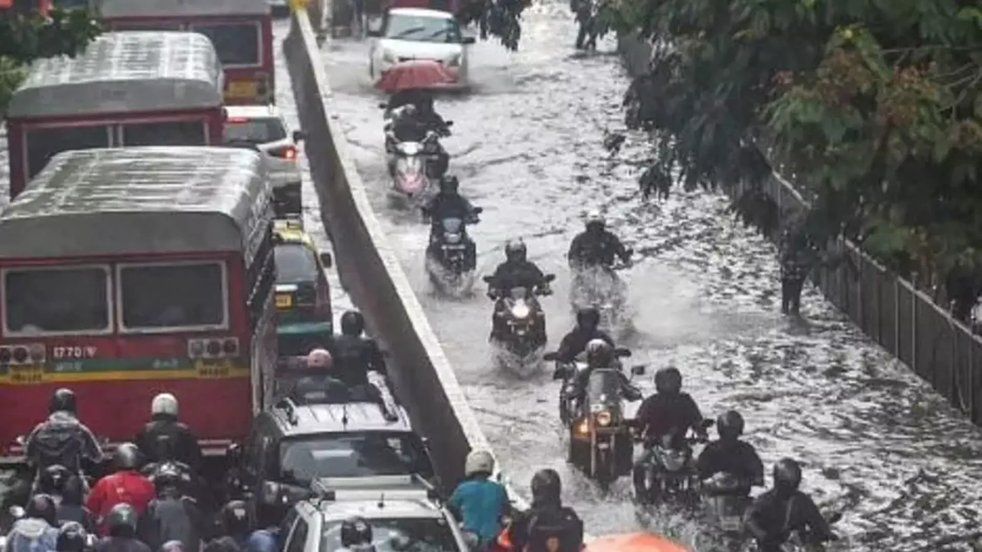 Mumbai में भारी बारिश, महाराष्ट्र के कई हिस्सों में भीषण जलभराव