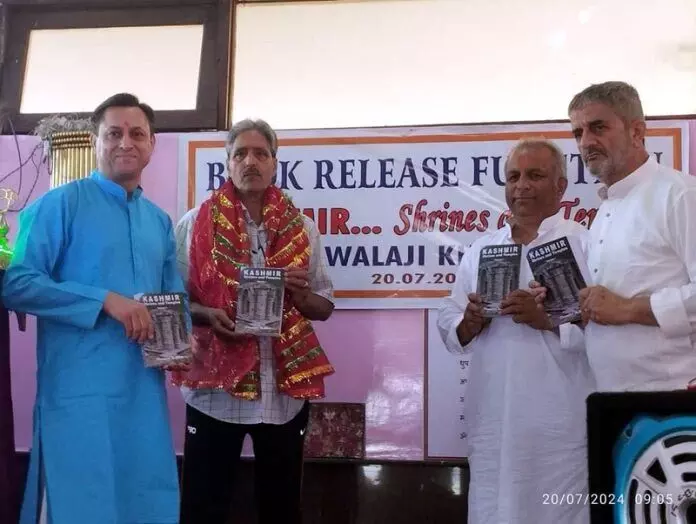 Chandra M Bhatt की किताब कश्मीर तीर्थ और मंदिर बाज़ार में आई