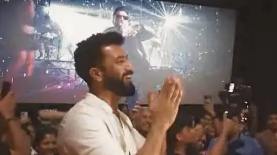 Vicky Kaushal मुंबई में बैड न्यूज़ के लेट नाइट शो में पहुंचे