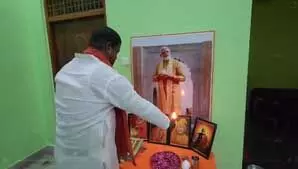 BJP कार्यकर्ता ने गुरू पूर्णिमा पर PM मोदी और CM योगी की पूजा की, लोगों  को प्रसाद भी खिलाएं