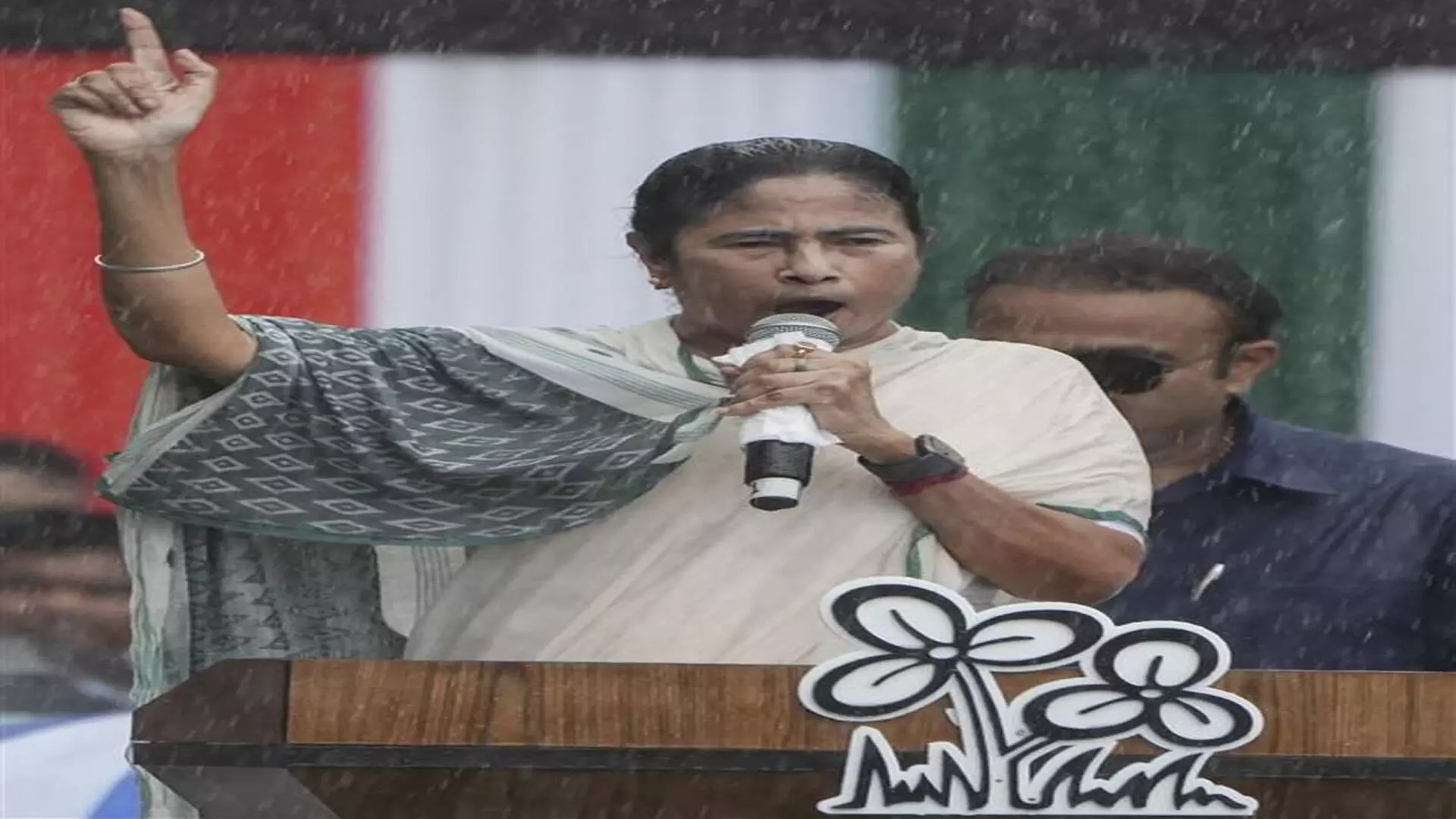 CM ममता बनर्जी ने समर्थकों से बांग्लादेश के घटनाक्रम से उत्तेजित न होने का आग्रह किया