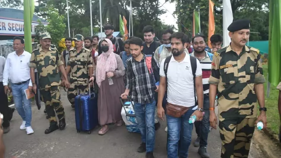 पड़ोसी देश में अशांति के बीच बीएसएफ ने Tripura -बांग्लादेश सीमा पर सुरक्षा बढ़ाई