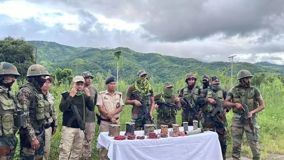 Manipur : सुरक्षा बलों ने पहाड़ी और घाटी जिलों में विस्फोटक और हथियार बरामद किए