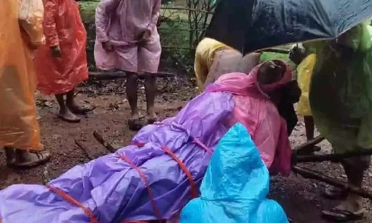 Villagers ने मरीज की जान बचाने के लिए मूसलाधार बारिश का सामना किया