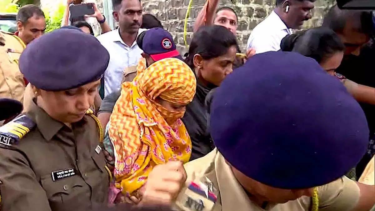 Pune: कोर्ट ने पूजा खेडकर की मां की पुलिस हिरासत 22 जुलाई तक बढ़ाई
