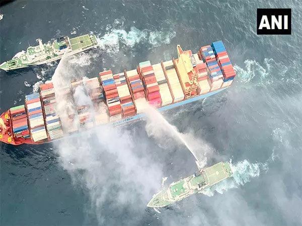 ICG द्वारा व्यापारिक जहाज मैर्स्क फ्रैंकफर्ट पर आग बुझाने का प्रयास तीसरे दिन भी जारी