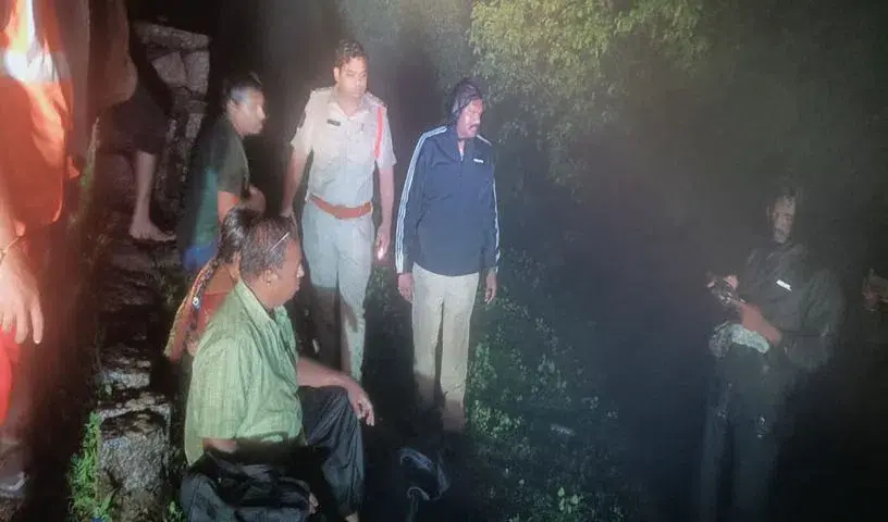 Nirmal पुलिस ने कार के घाटी में गिरने के बाद तीन लोगों को बचाया