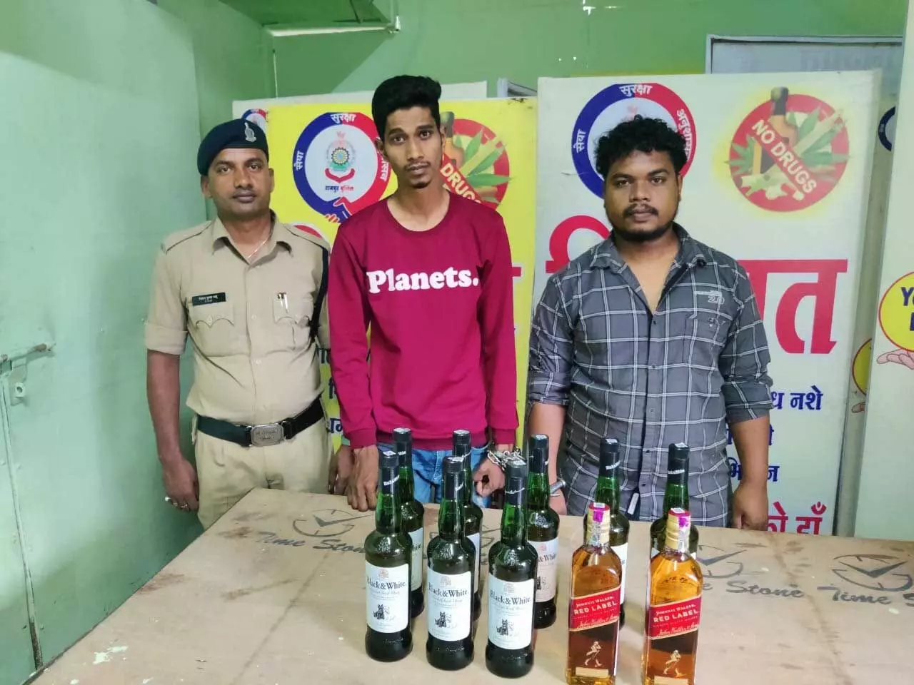 रायपुर पुलिस ने पकड़ी शराब से भरी कार, दो गिरफ्तार