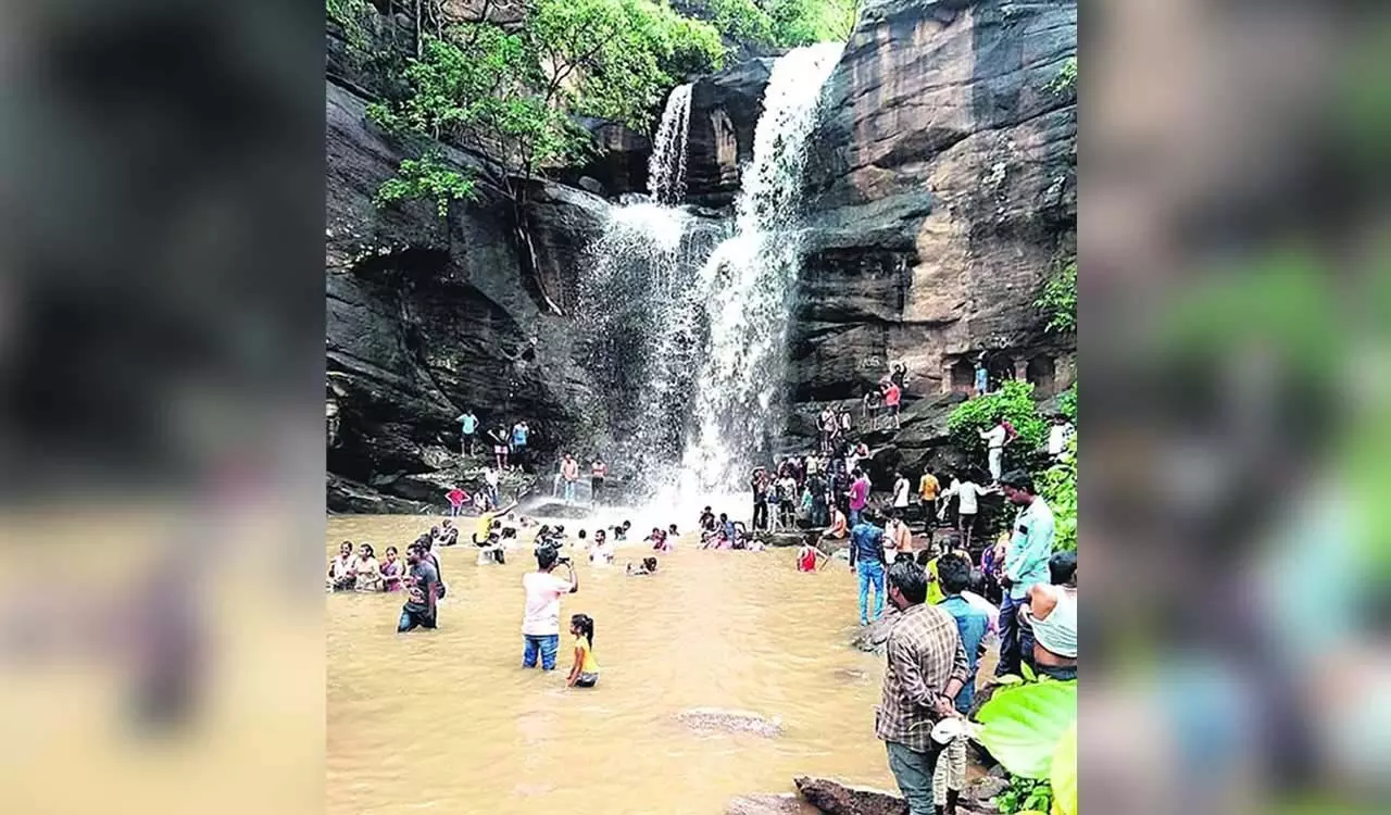 Peddapalli: भारी जल प्रवाह के कारण गौरीगुंडला जलप्रपात बंद