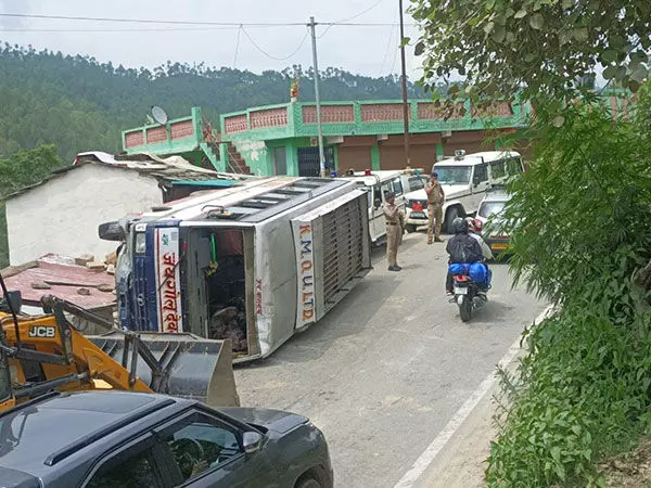 Uttarakhand के अल्मोड़ा के पास बस पलटी, छह घायल