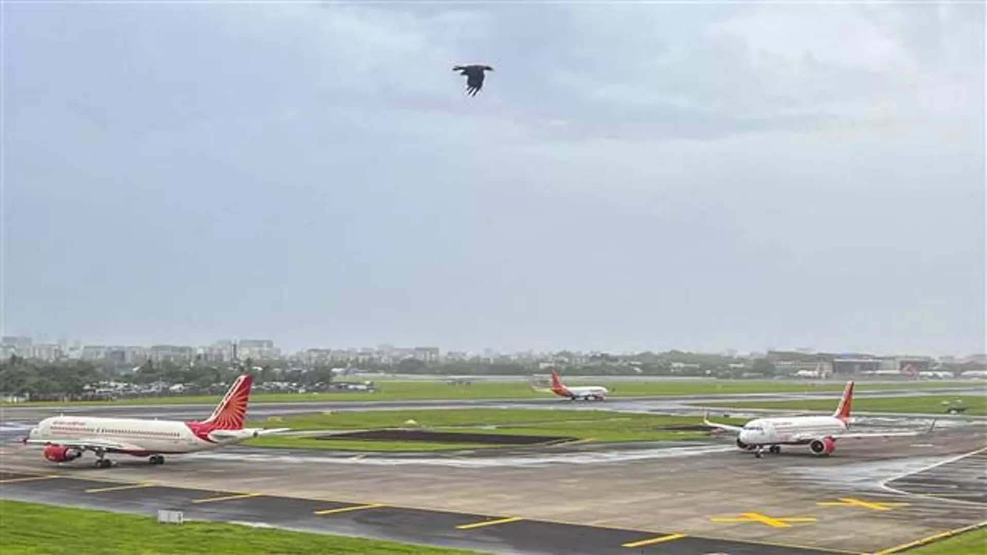 भारी बारिश के कारण Mumbai airport पर 36 उड़ानें रद्द