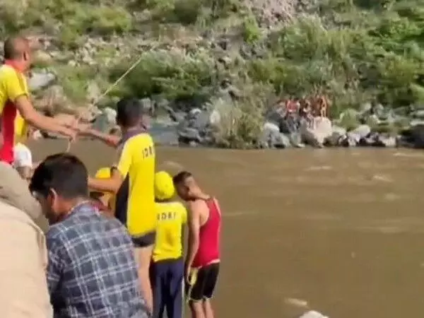SDRF और पुलिस ने कोसी नदी में फंसे चार युवकों को बचाया