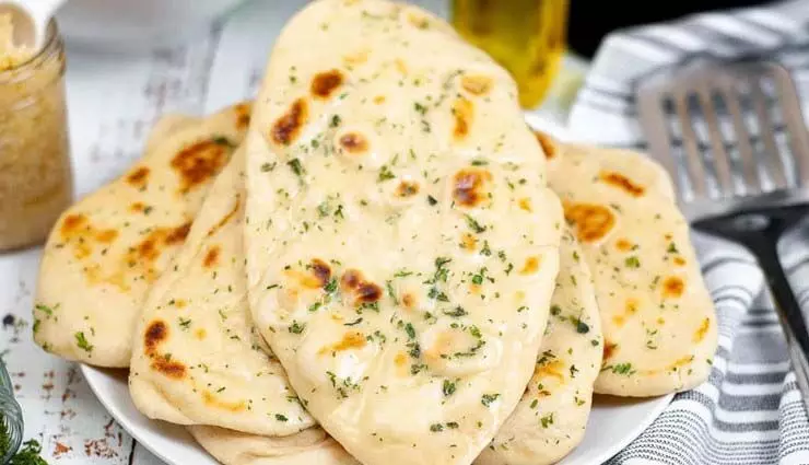 Garlic Naan: घर पर भी बन सकती है होटल जैसी डिश