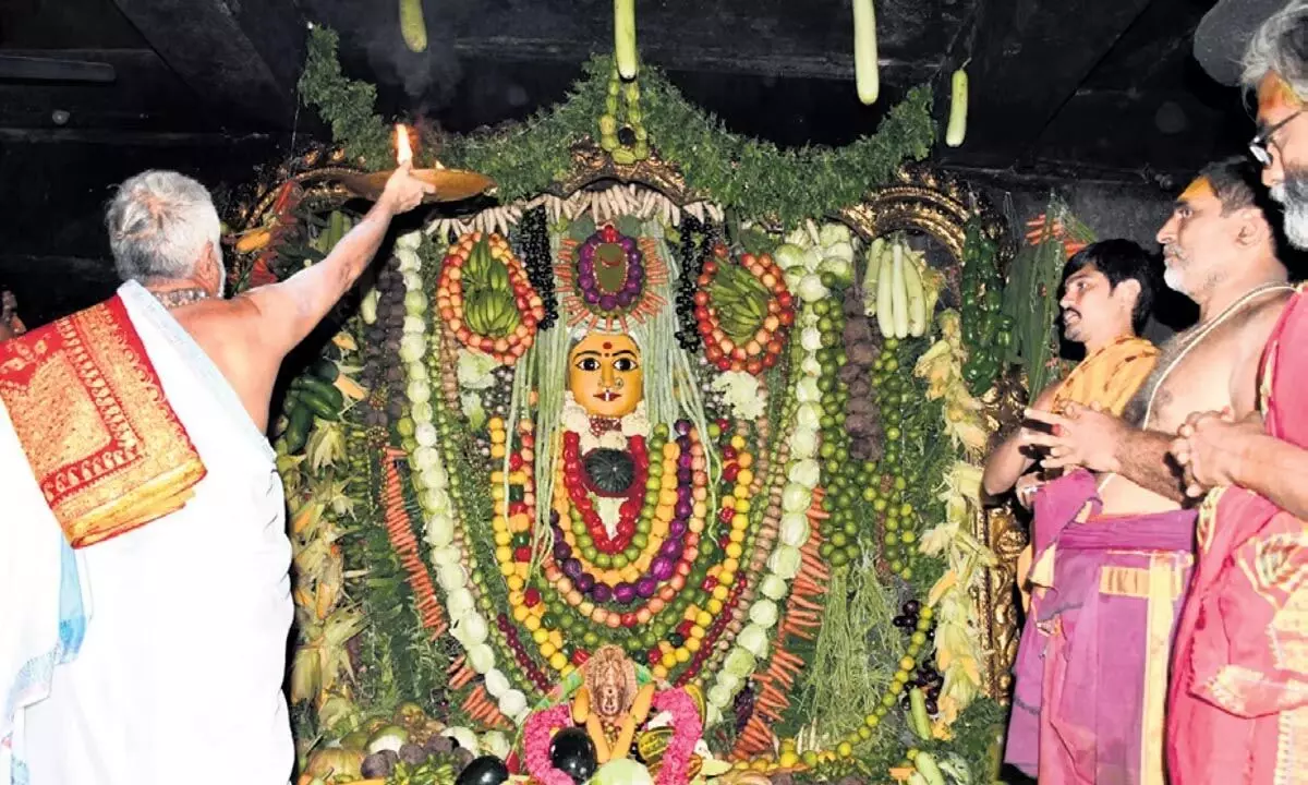Telangana:तेलंगाना के हनमकोंडा जिले के भद्रकाली मंदिर में शाखंभरी उत्सव मनाया गया