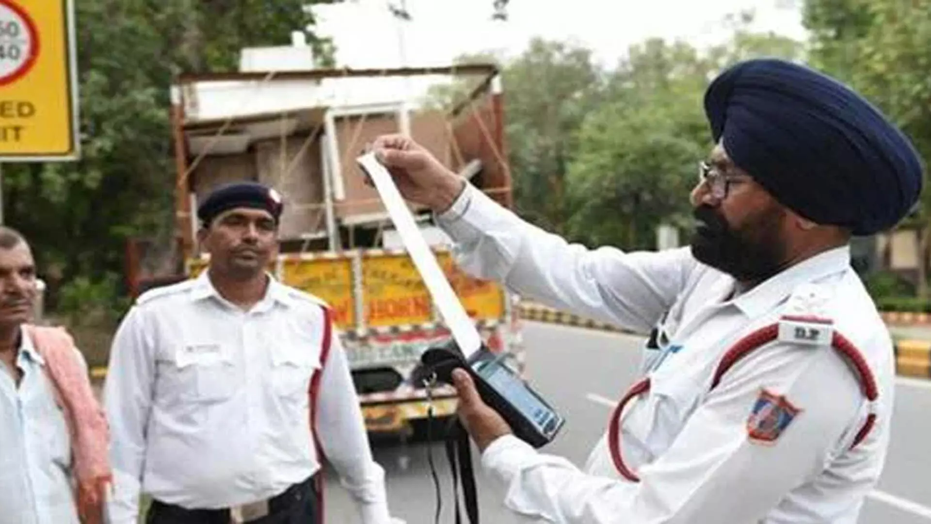 DEHLI: दिल्ली में परमिट उल्लंघन के लिए 20,000 वाणिज्यिक वाहनों का चालान किया गया