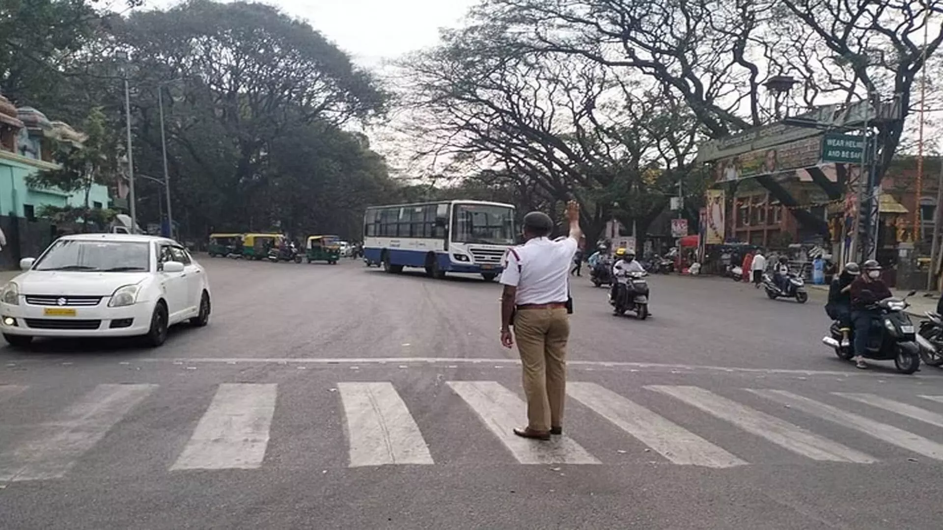 MUMBAI: यातायात पुलिस कर्मियों और निवासियों ने मध्य उपनगरों में गड्ढों को भरा