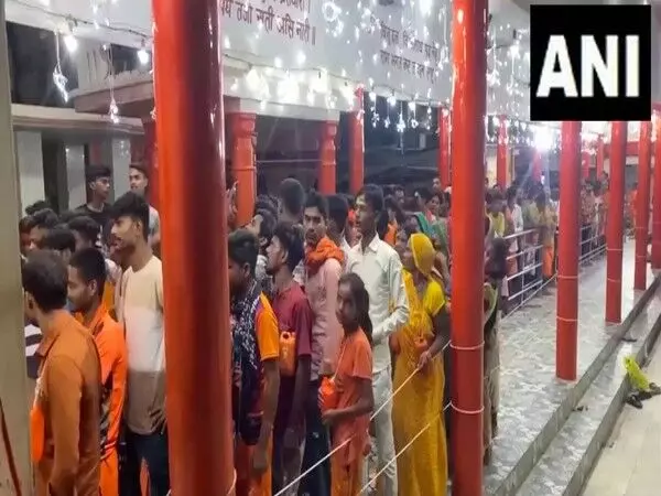 UP: सावन के पहले दिन भगवान शिव के मंदिर में भक्तों की भीड़ उमड़ी