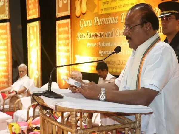 Tripura के राज्यपाल सुकांता अकादमी में गुरु पूर्णिमा समारोह में शामिल हुए
