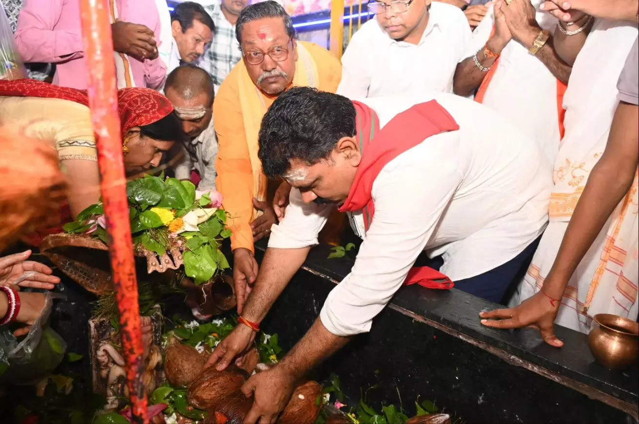 BREAKING: गृहमंत्री विजय शर्मा ने कवर्धा के बूढ़ा महादेव मंदिर में पूजा-अर्चना की
