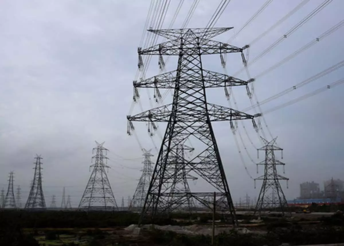Andhra : प्रदेश में लगातार बारिश के बीच बिजली आपूर्ति बहाल करने के लिए बिजली विभाग जुटा, 193 लाख रुपये का नुकसान