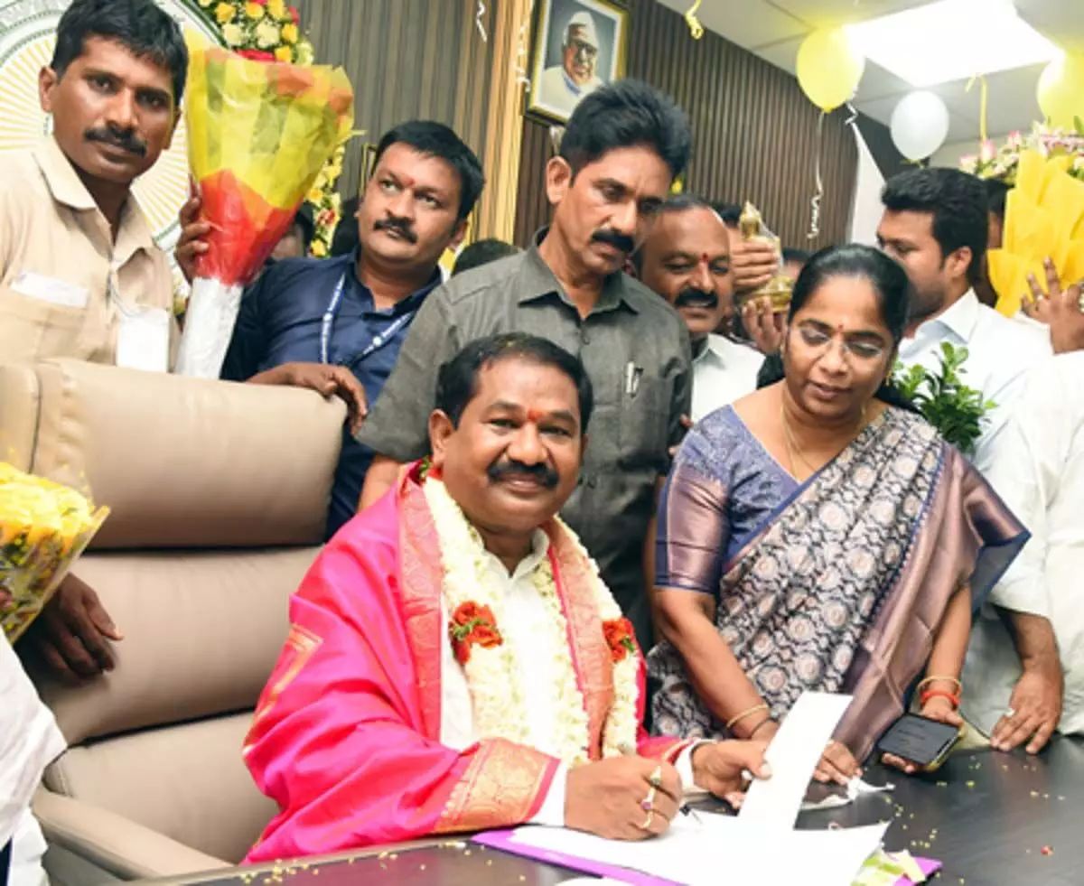 Andhra : समाज कल्याण मंत्री ने आंध्र के ओंगोल डिपो में पांच बस सेवाओं का शुभारंभ किया