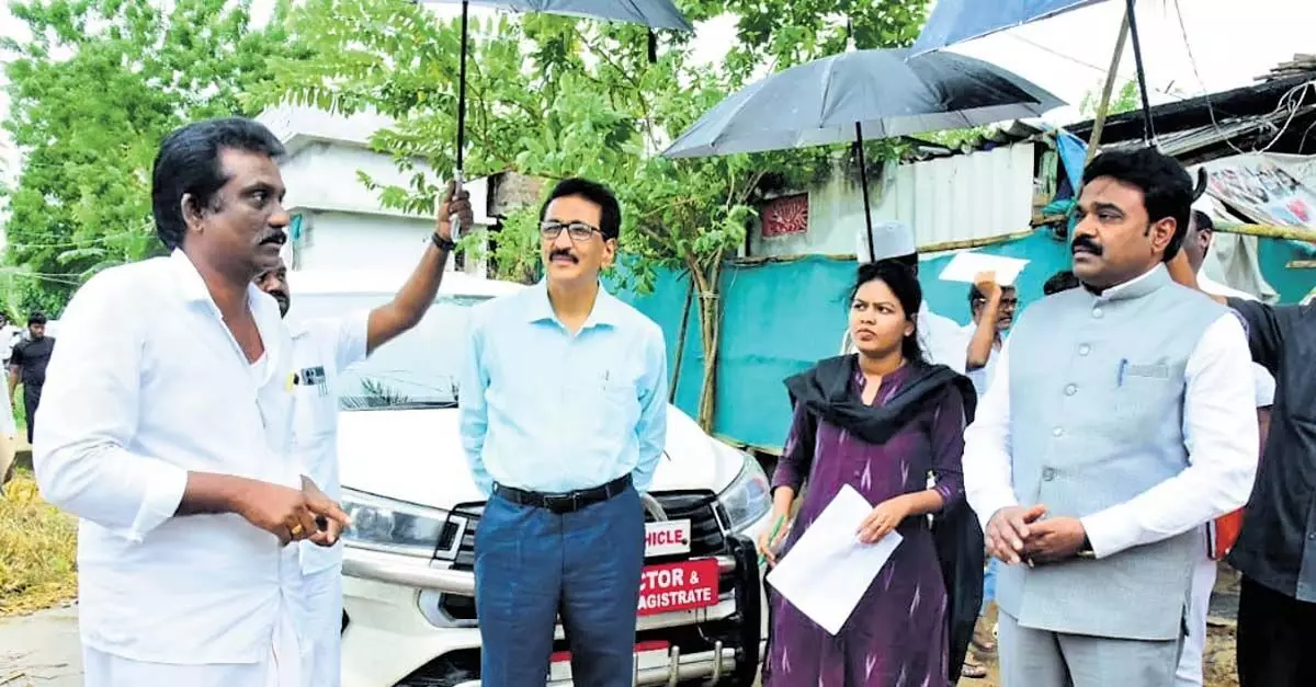 Andhra : बापतला प्रशासन ने भारी बारिश के बारे में लोगों को सचेत किया, लोगों को निकालने के लिए बैठक की