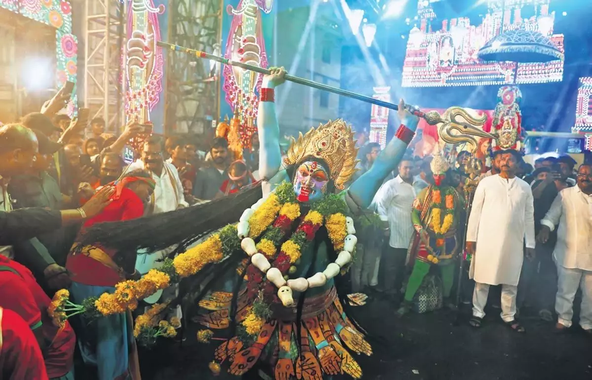 Telangana के मुख्यमंत्री ने उज्जैनी महाकाली मंदिर में पूजा-अर्चना की