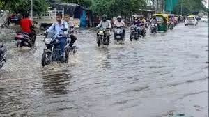Gujara:  गुजरात में लगातार बारिश से कई इलाकों में बाढ़ जैसे हालात