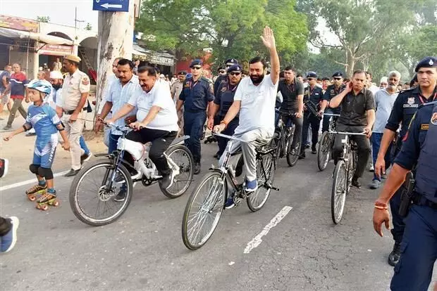 Haryana के मुख्यमंत्री ने साइकिल रैली को हरी झंडी दिखाई, खिलाड़ियों को सम्मानित