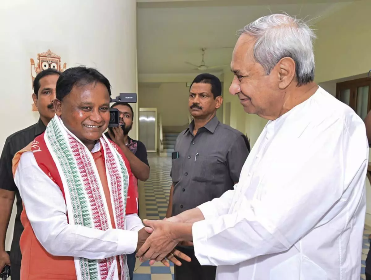 CM Majhi ने सर्वदलीय बैठक के लिए विपक्ष के नेता पटनायक से मुलाकात की
