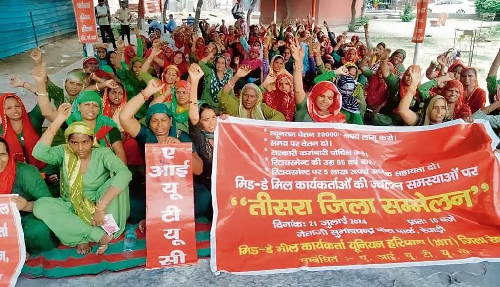 Haryana: मिड-डे मील वर्कर्स ने की 28 हजार रुपये मासिक वेतन की मांग