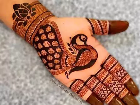 Saavan में इन खूबसूरत मेहंदी डिजाइनों से सजाएं हाथों को
