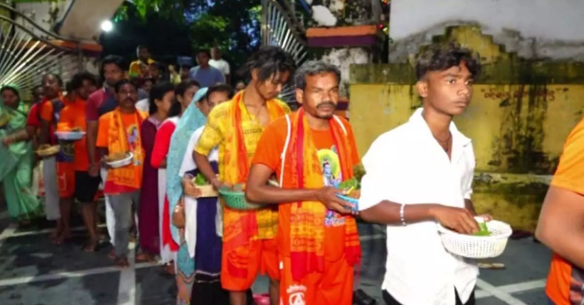Odisha : श्रावण के पहले सोमवार को ओडिशा भर में भगवान शिव के मंदिरों में भक्तों की उमड़ी भीड़