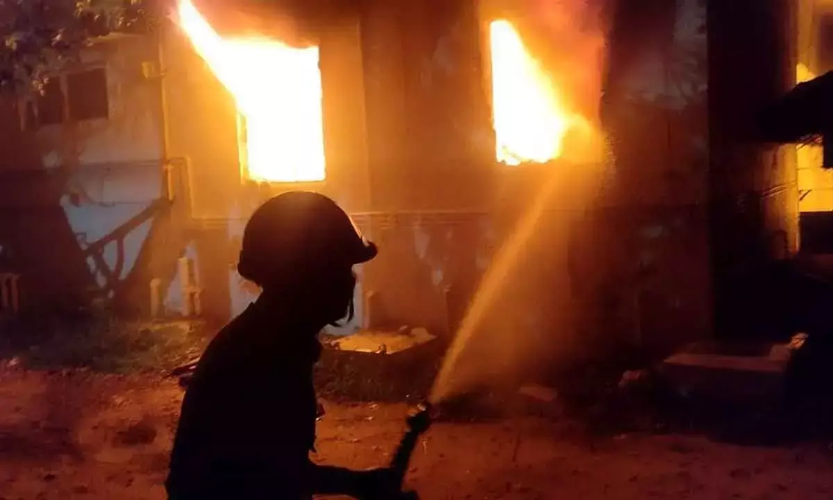 Madanapalle उप कलेक्टर कार्यालय में आधी रात को आग लग गई