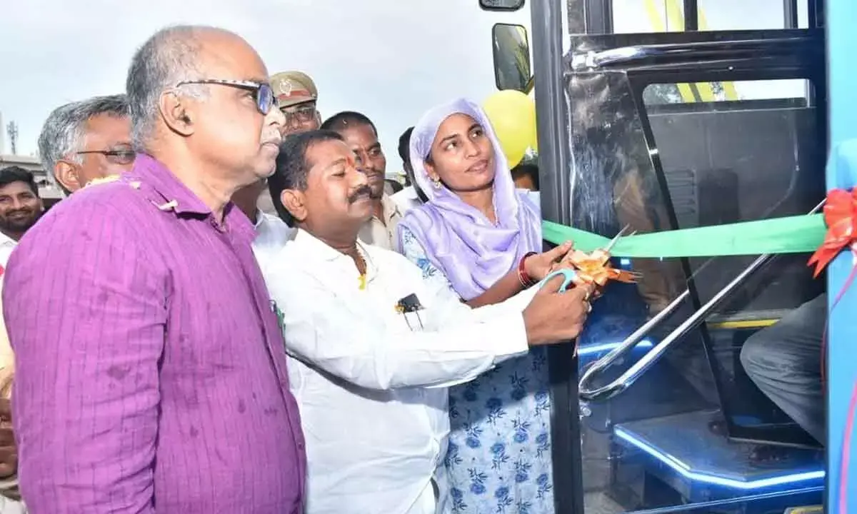 Minister वीरंजनेय स्वामी ने पांच नई बसों को हरी झंडी दिखाई