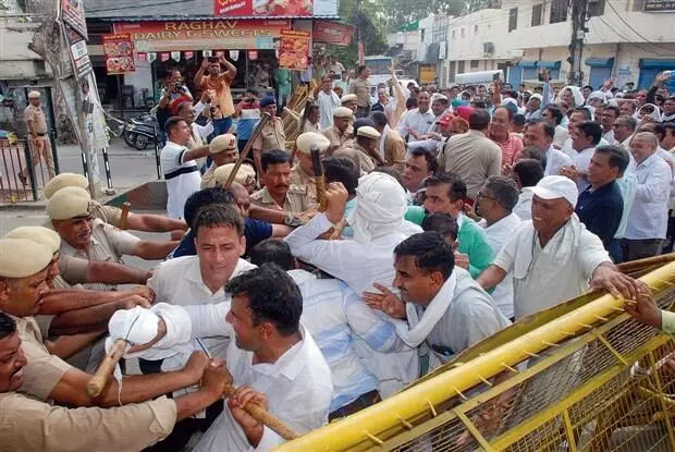 Haryana : शिक्षकों ने बैरिकेड्स तोड़कर हरियाणा सीएम कार्यालय के बाहर किया प्रदर्शन