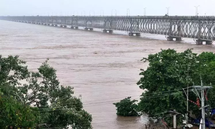Godavari उफान पर, कोनासीमा में दो पुल जलमग्न