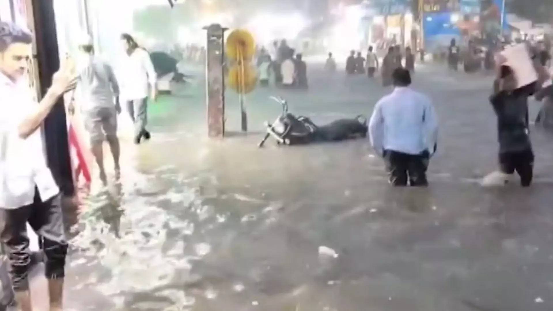 Gujarat में भारी बारिश, सूरत में जलभराव और बिजली गुल