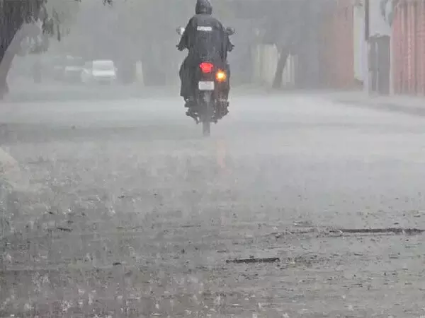 Surat: भारी बारिश के कारण सूरत में सामान्य जनजीवन अस्तव्यस्त