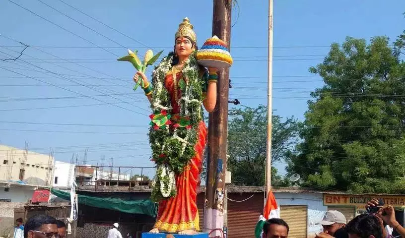 Telangana में मूर्तियों की मांग से तेलंगाना पहचान पर बहस छिड़ गई