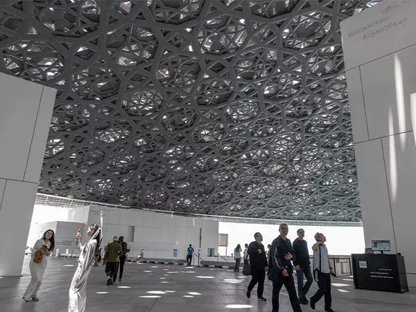 Louvre Abu Dhabi: अबू धाबी में दुनिया का सांस्कृतिक संगम