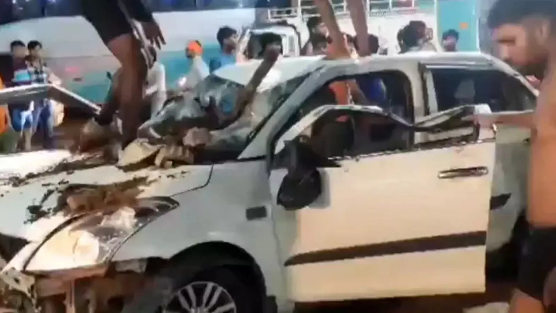 UP: कांवड़ियों ने कार में तोड़फोड़ की, लोगों की पिटाई