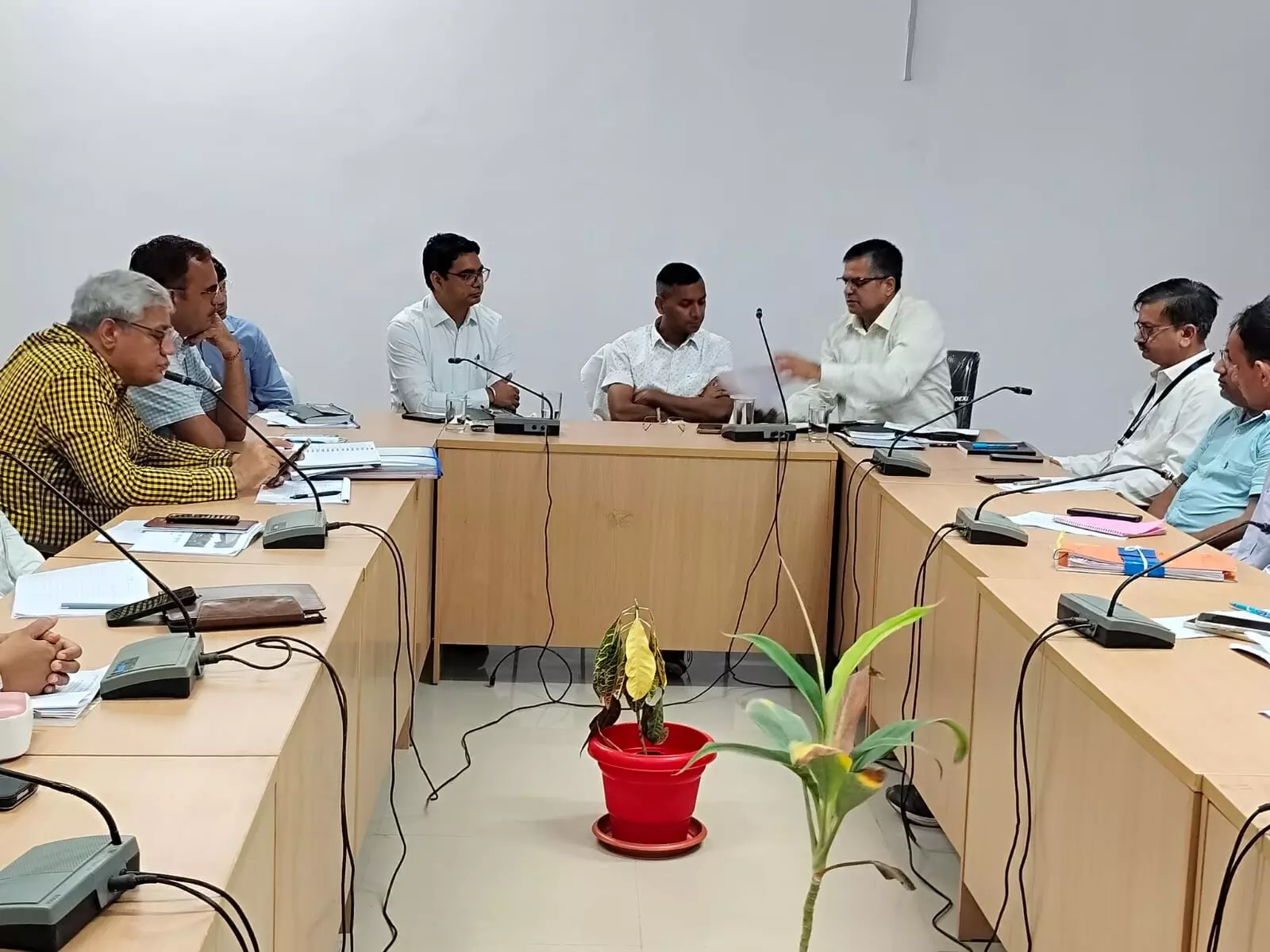Dungarpur : संभागीय आयुक्त नीरज के पवन साप्ताहिक समीक्षा बैठक