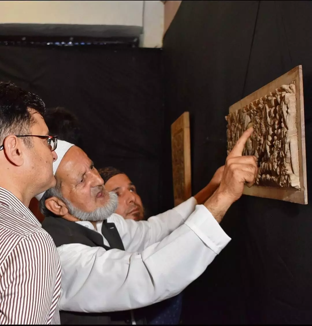 Srinagar में लकड़ी की नक्काशी प्रदर्शनी का उद्घाटन
