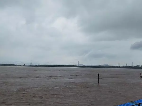 Bhadrachalam में गोदावरी नदी का जलस्तर 48 फीट तक पहुंचा, बाढ़ की चेतावनी जारी